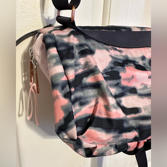 🦄 RARE HTF 🦄 Lululemon Go Lightly Bag Wamo Camo Barely Pink / Deep Coal - Picture 10 of 16